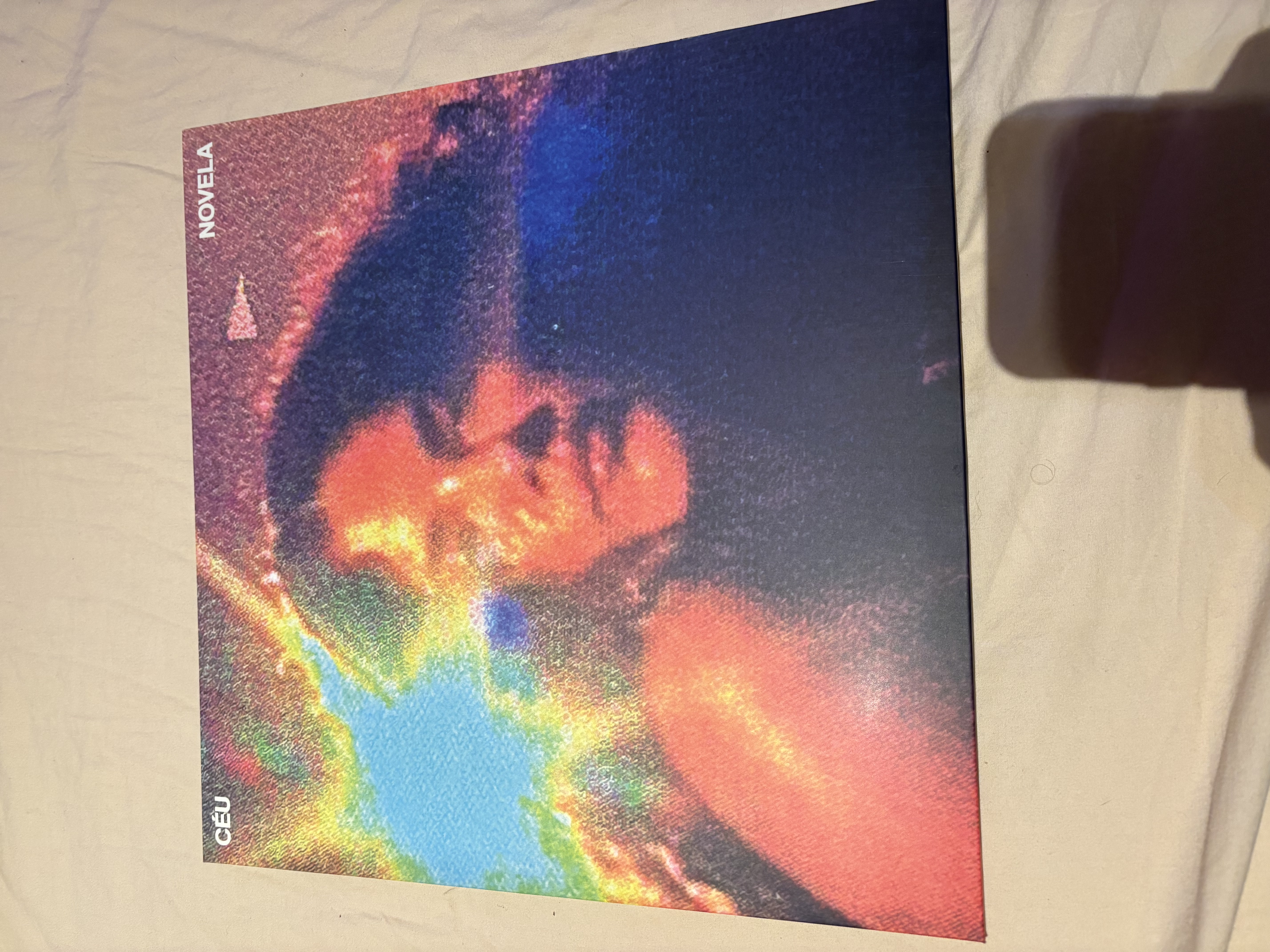 Capa do disco Novela, de Céu