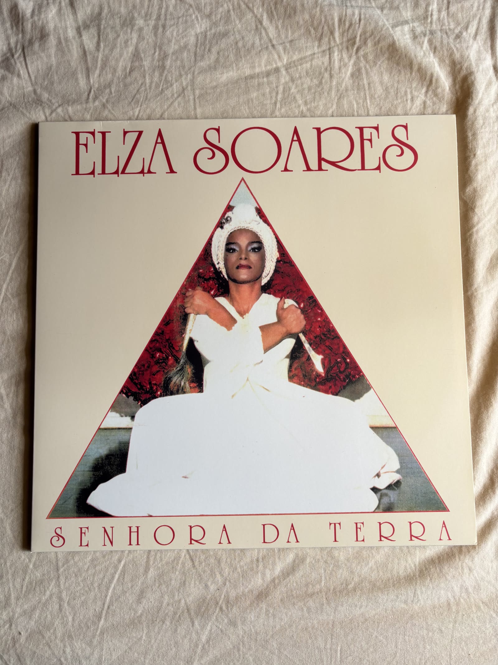 Capa do disco Senhora da Terra, de Elza Soares
