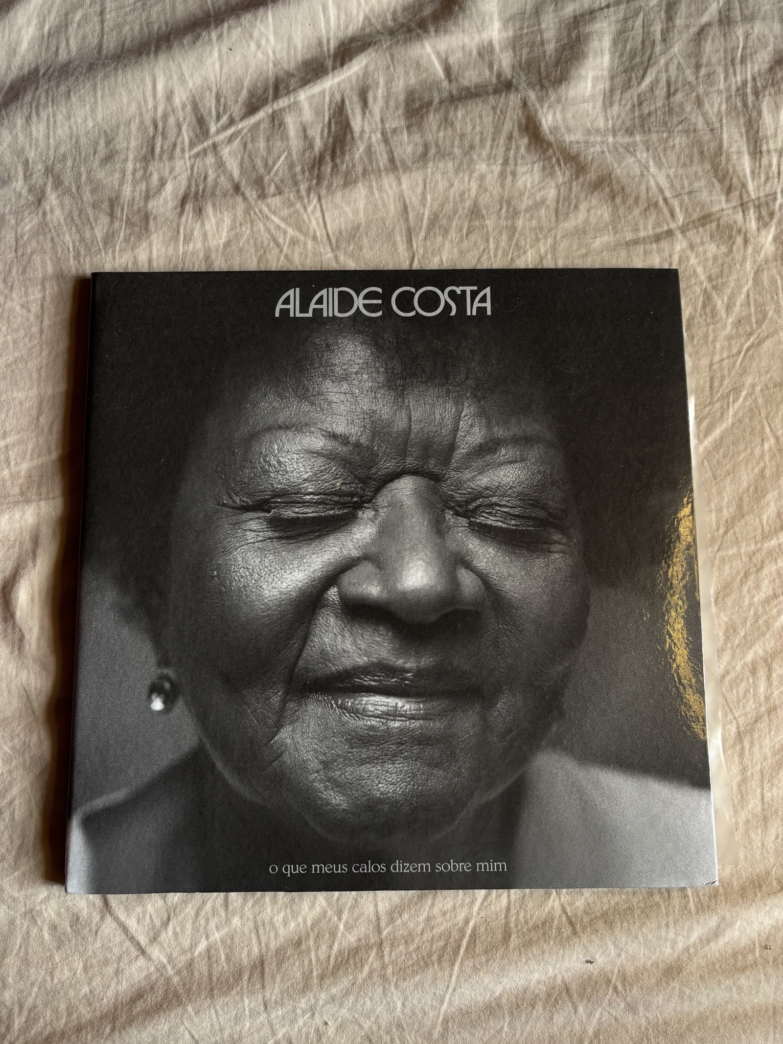 Capa do disco O Que Meus Calos Dizem Sobre Mim, de Alaíde Costa